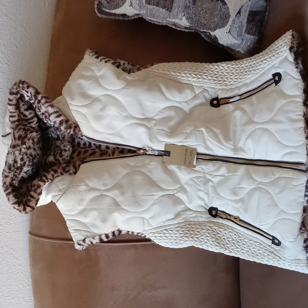 XL Reversible leopard print jacket vest w zipper pockets in gold accents